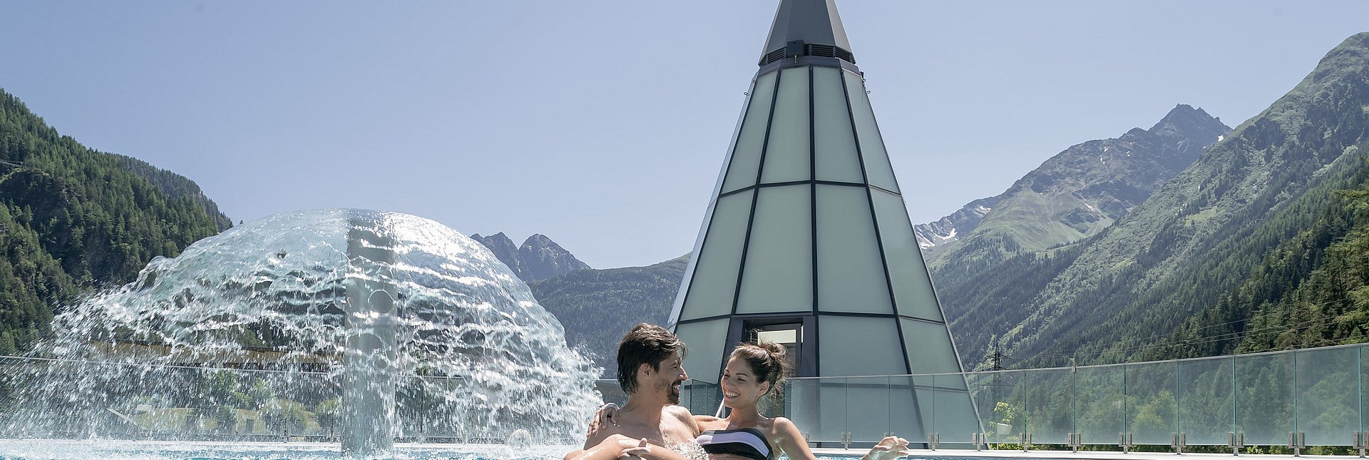 Aqua Dome Sommerbild Pärchen im Wasser im Aqua Dome