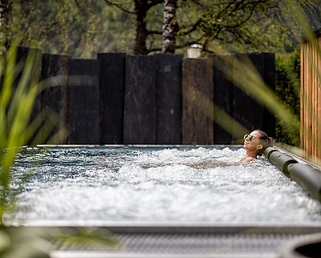 Frau im Relaxpool im Garten