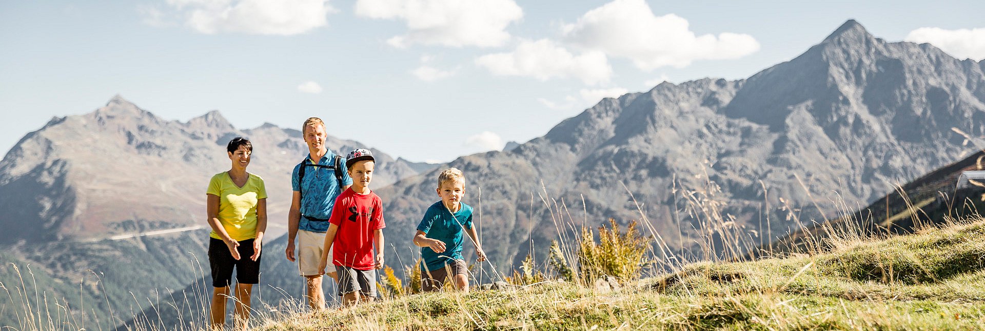 Familie beim Wandern im Sommer