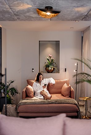 Frau auf Couch im Ruheraum