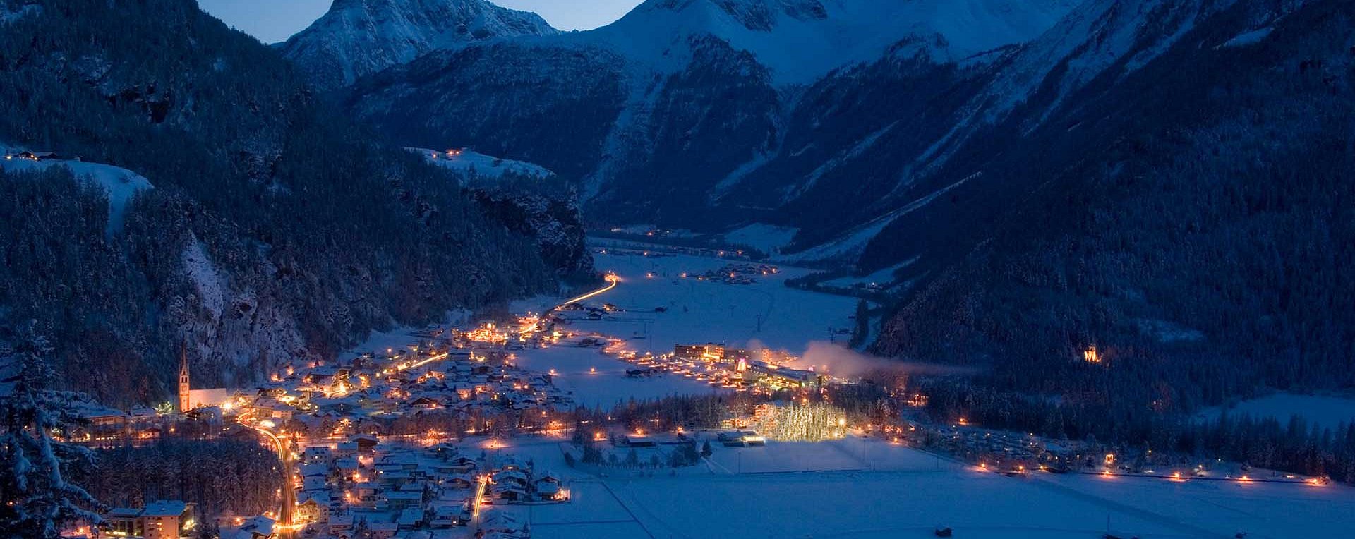 Blick auf Längenfeld im Winter