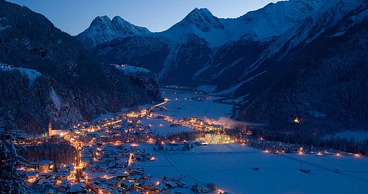 Blick auf Längenfeld im Winter