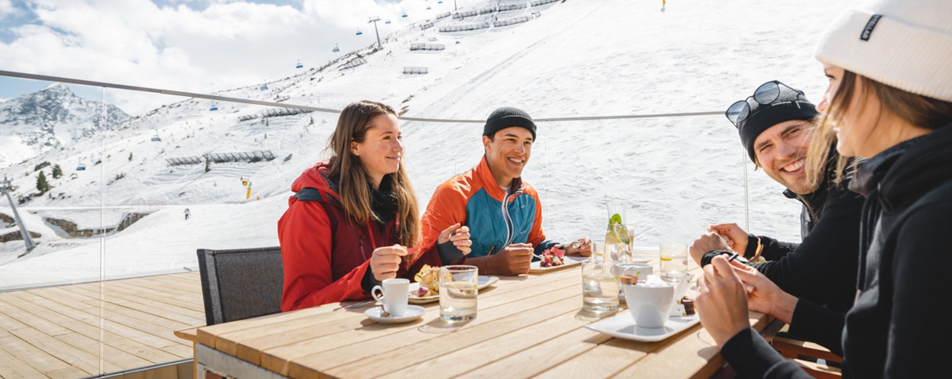 Leute beim Essen im Falcon Restaurant