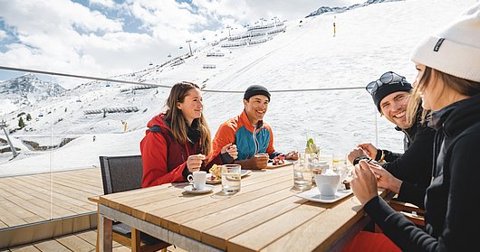 Leute beim Essen im Falcon Restaurant