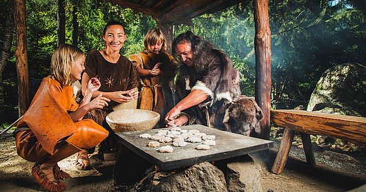 Steinzeitmenschen im Ötzi Dorf in Umhausen