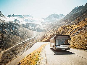 Bus auf Gebirgsstraße