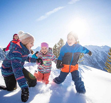 Kinder spielen im Schnee