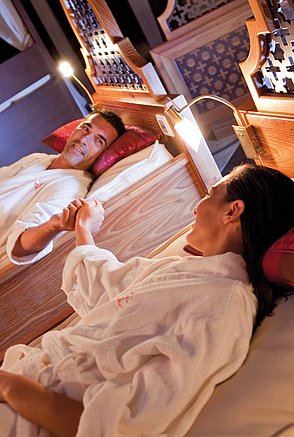 Paar entspannt im Wellnessbereich