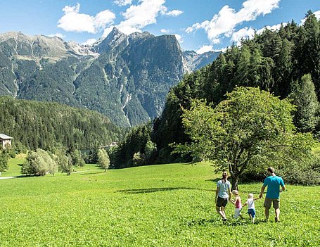 Familie beim Spaziergang im Ötztal