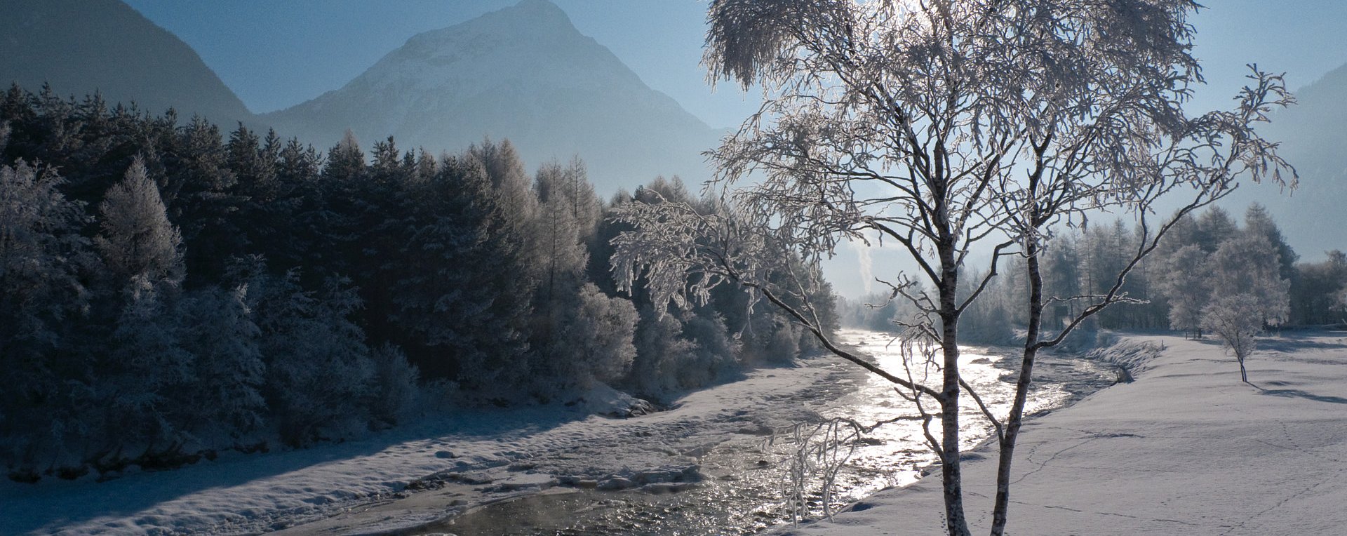 Verschneite Landschaft mit Fluss