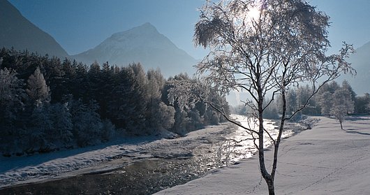 Verschneite Landschaft mit Fluss