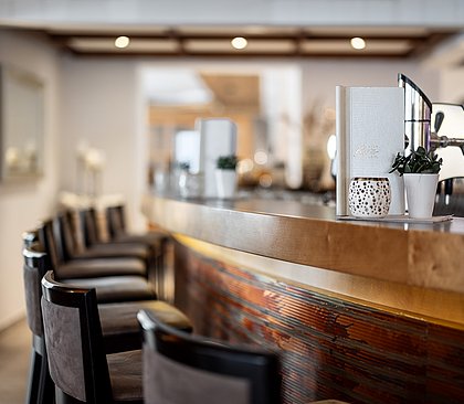 Lobby mit Bar und Barstühlen