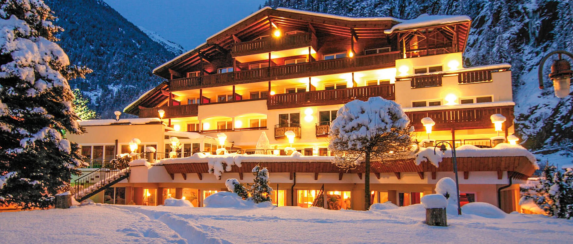 Außenaufnahme Hotel Rita im Winter