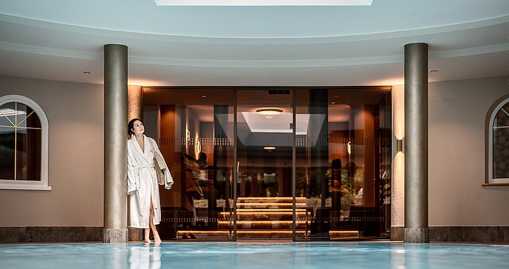 Frau stehend vor Schwimmbad