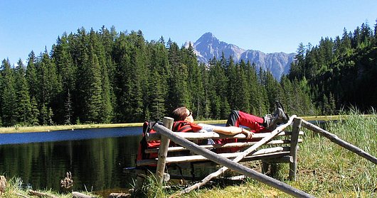 Frau auf Bank beim Brandsee