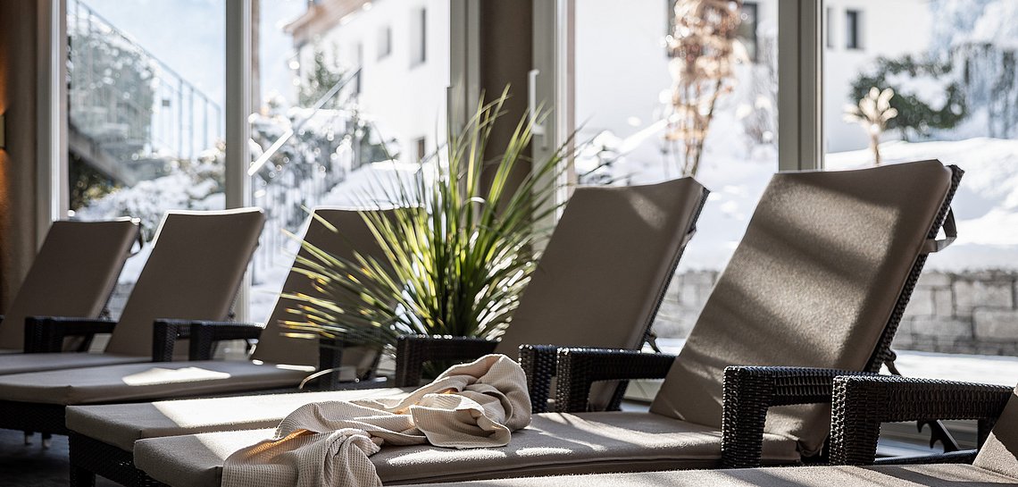 Ruheliegen im Schwimmbad mit Blick ins Freie im Winter