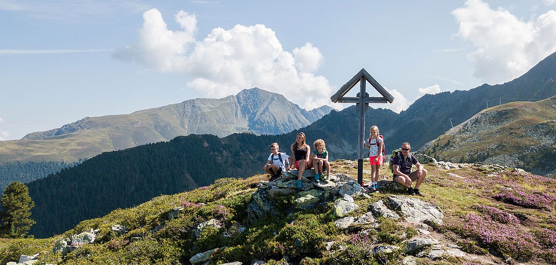 Wanderer am Gipfelkreuz