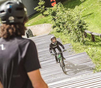 Jugendliche im Bikepark