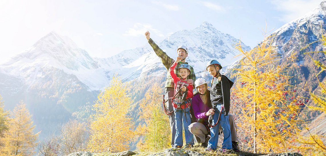 Familie vor Gipfelpanorama