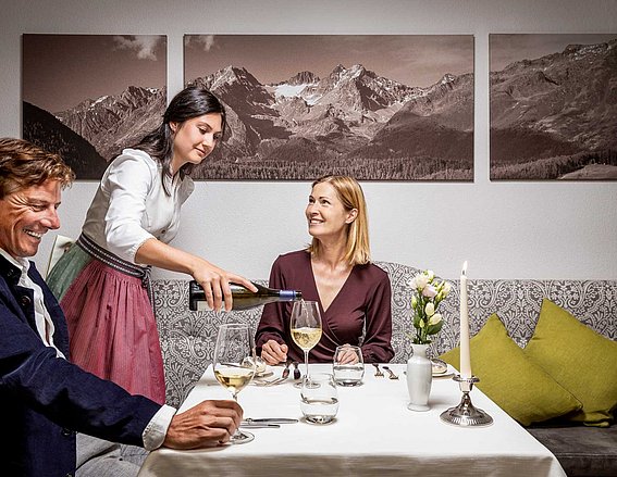 Kellnerin serviert Wein