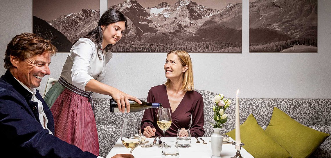 Kellnerin serviert Wein