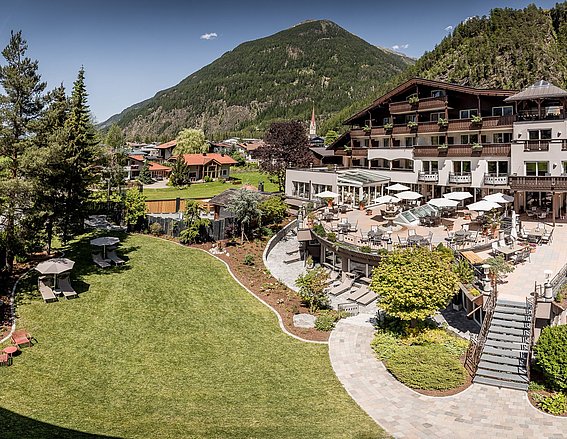 Hotelbild im Sommer mit Garten