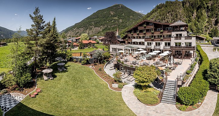 Hotelbild im Sommer mit Garten