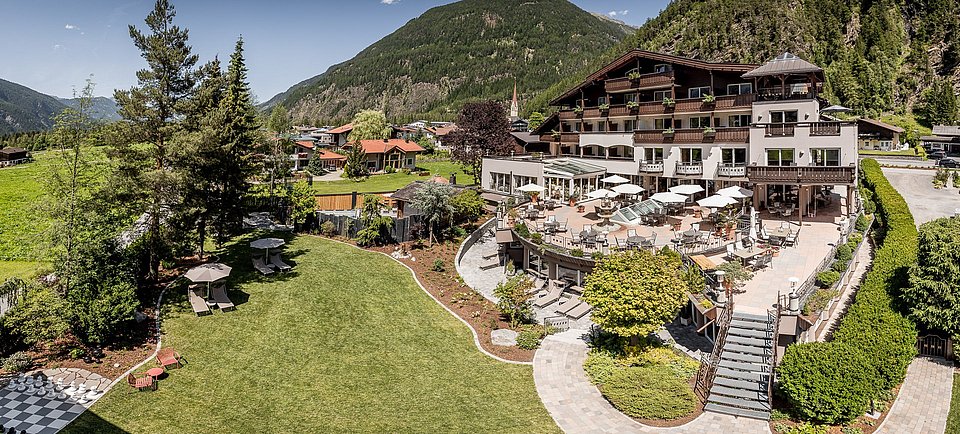 Hotelbild im Sommer mit Garten
