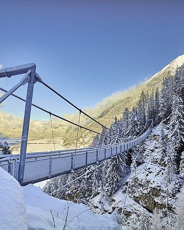 Hängebrücke im Winter Längenfeld
