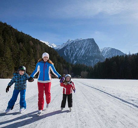 Familie beim Schlittschuh-Laufen