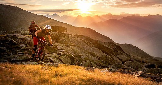 Mountainbiker for Sonnenuntergang