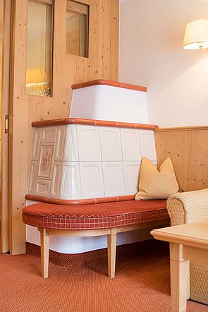 Hotelzimmer mit Kachelofen
