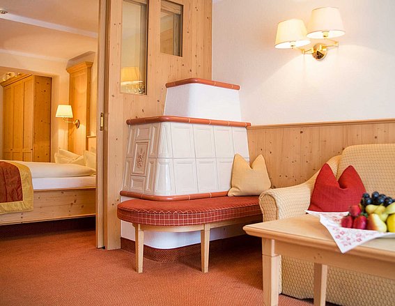 Hotelzimmer mit Kachelofen
