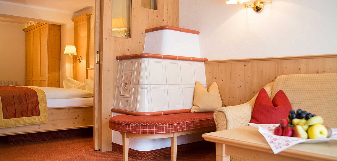 Hotelzimmer mit Kachelofen