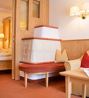 Hotelzimmer mit Kachelofen