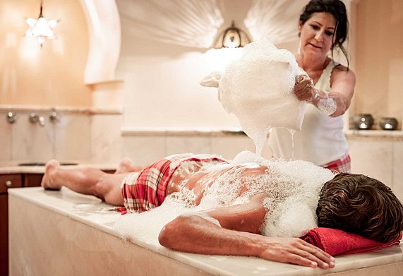 Mann im Spa