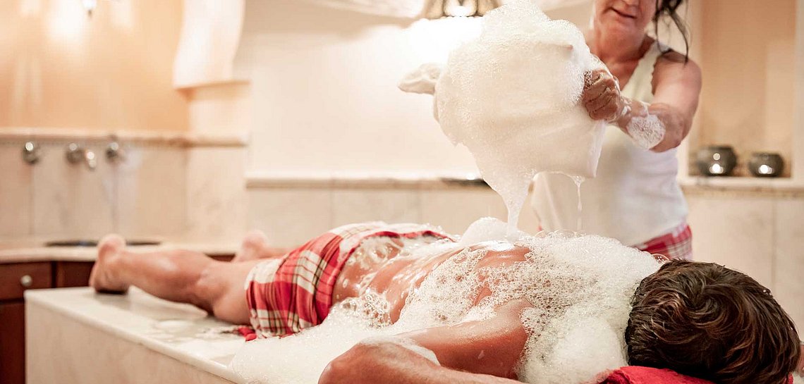 Mann im Spa