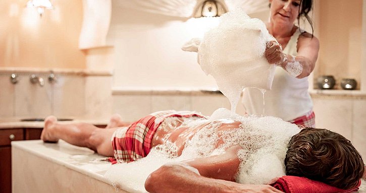 Mann im Spa