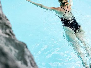 Frau schwimmt im Pool