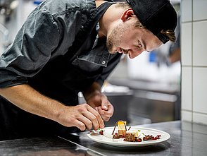 Marcel Küchenchef Küchenchef Marcel beim Anrichten