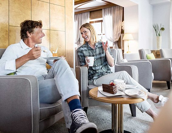 Paar in der Hotellounge