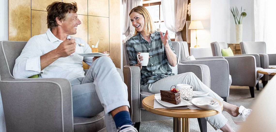 Paar in der Hotellounge