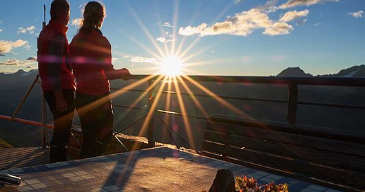 Paar bei Sonnenaufgangswanderung