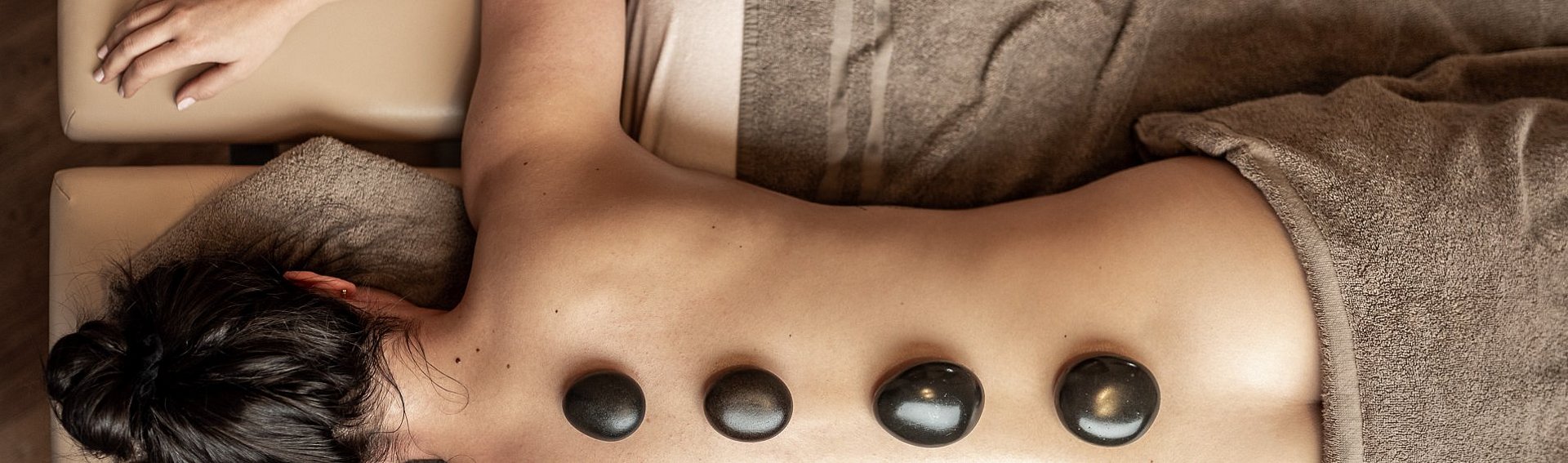 Frau bei der Hot-Stone-Massage