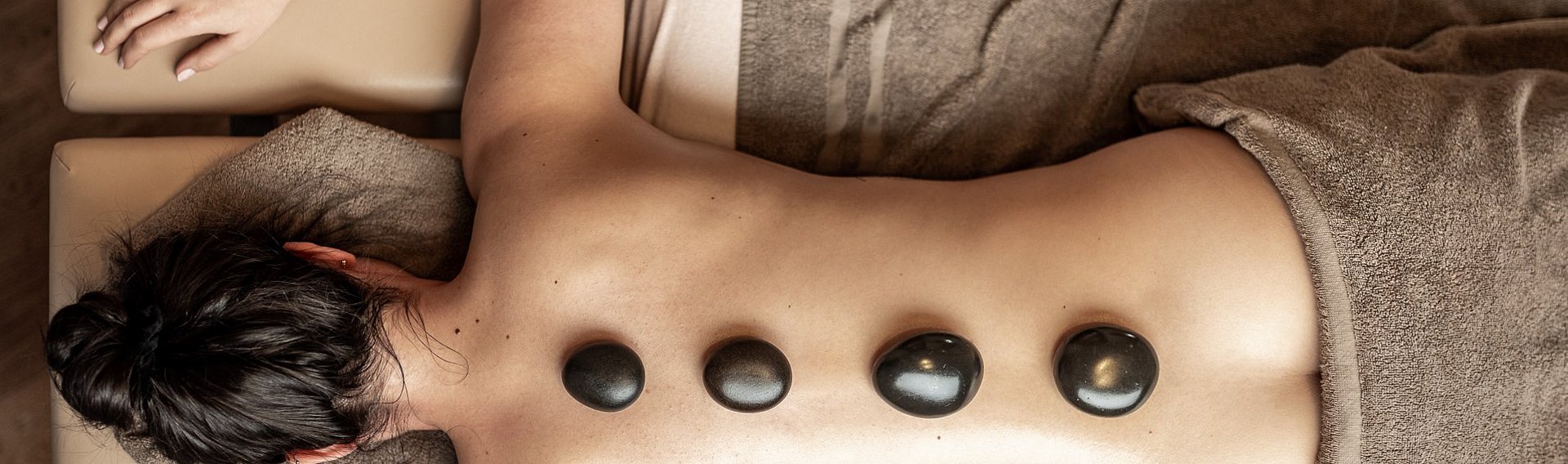 Frau bei der Hot-Stone-Massage
