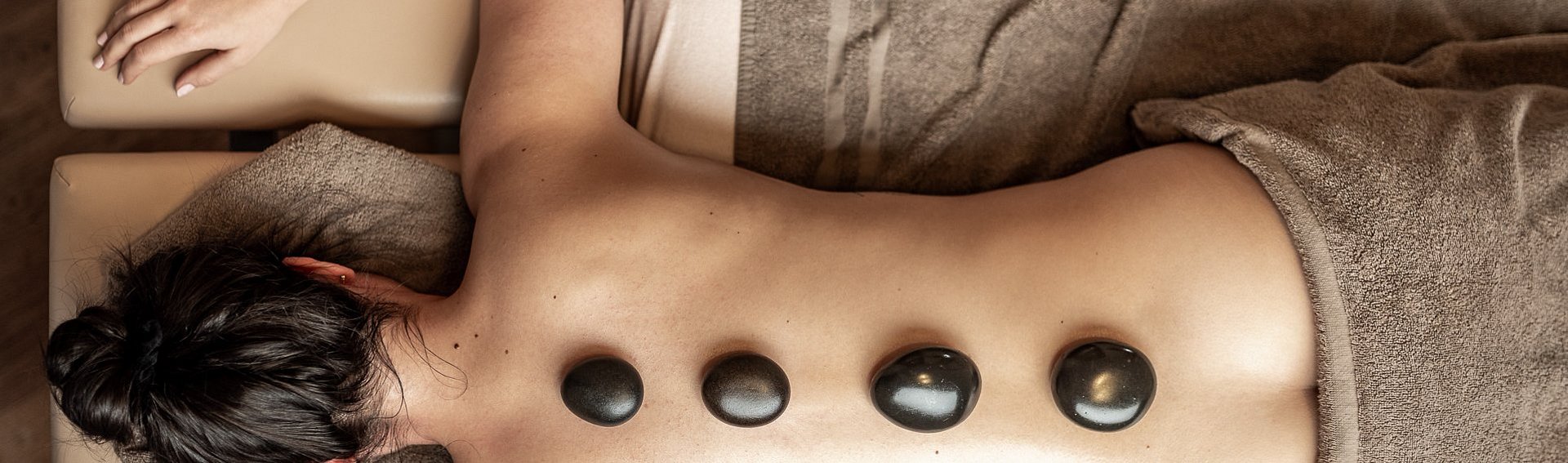 Frau bei der Hot-Stone-Massage