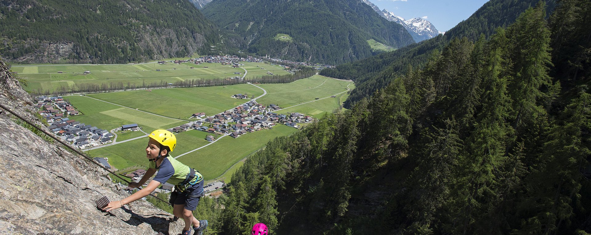 Kinder am Klettersteig am Lehner Wasserfall