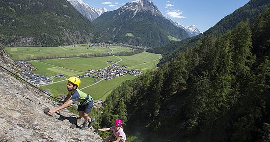Kinder am Klettersteig am Lehner Wasserfall