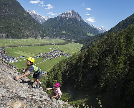 Kinder am Klettersteig am Lehner Wasserfall