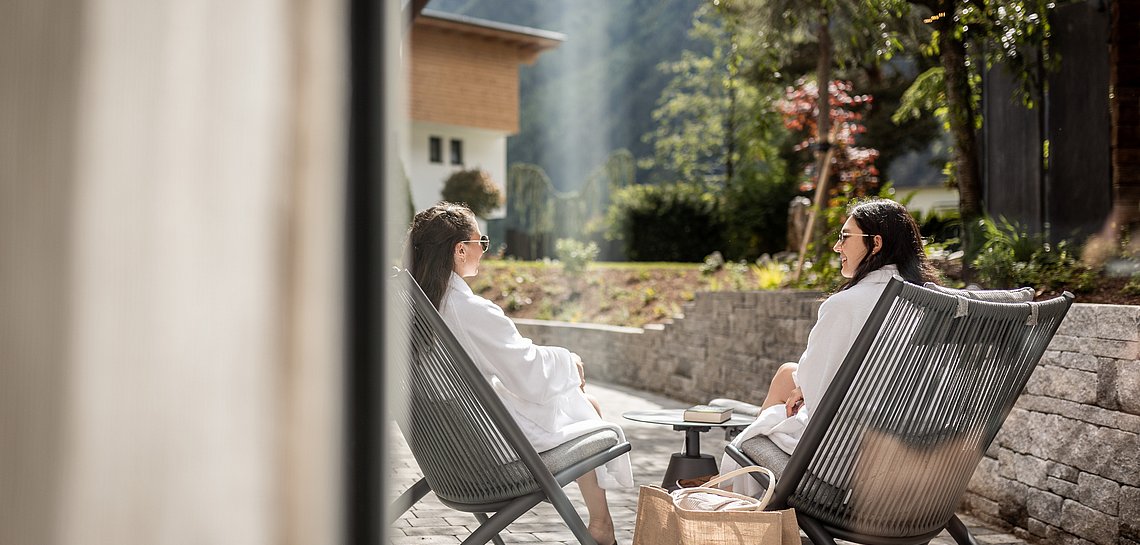 Frauen auf der Terrasse beim Pool